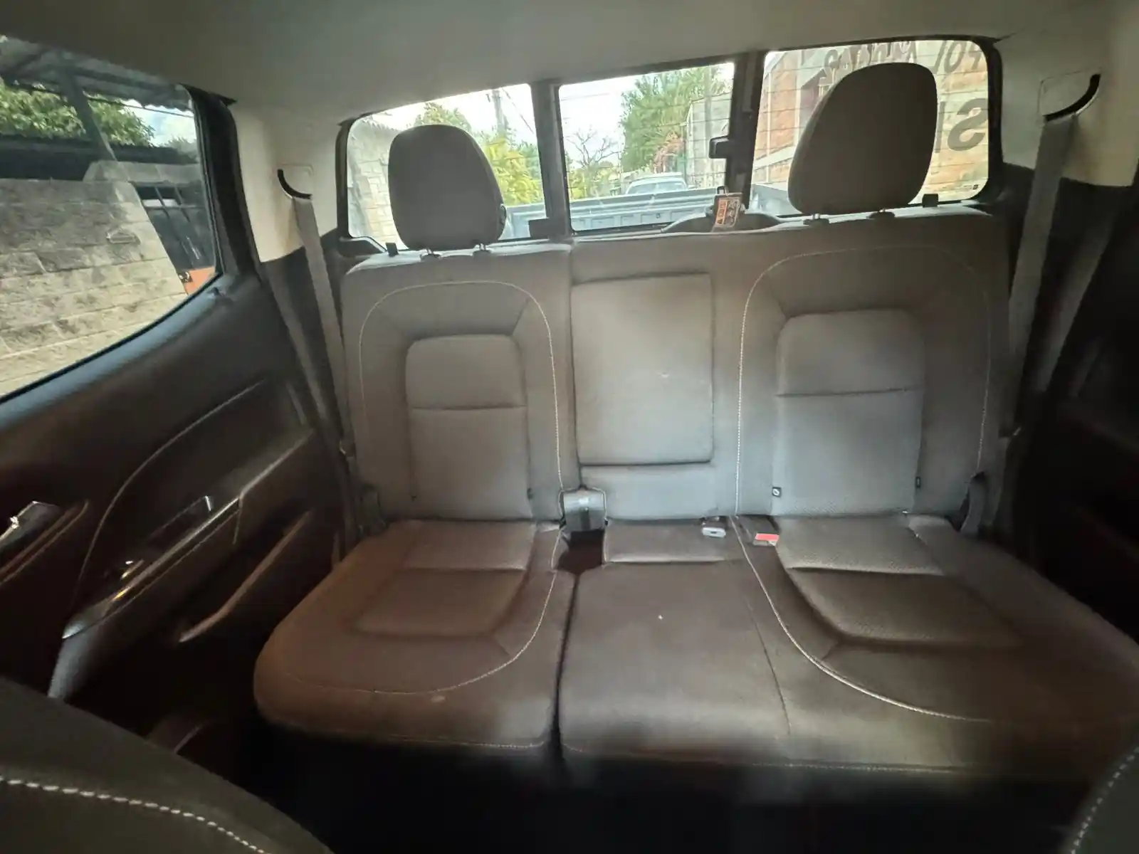 Chevrolet Colorado 2021 interior — asientos traseros doble cabina