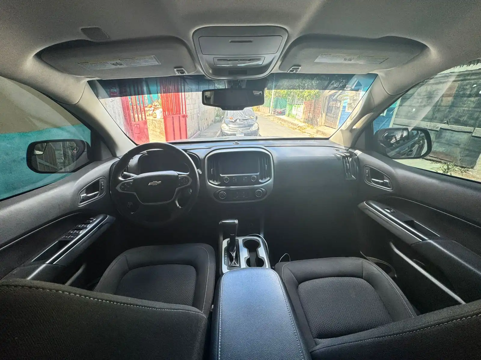 Chevrolet Colorado 2021 interior — asientos delanteros