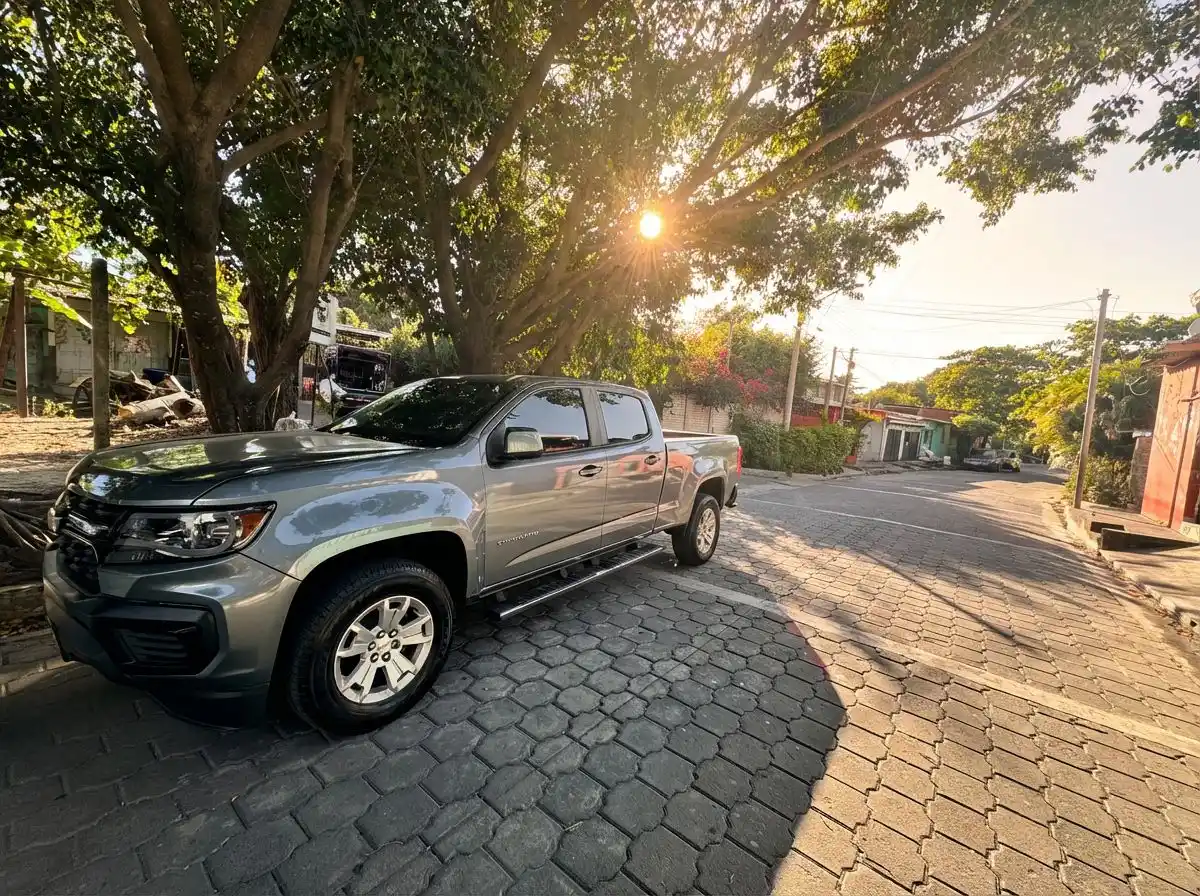Renta de Chevrolet Colorado 2021 en El Salvador - Pickup vista frontal